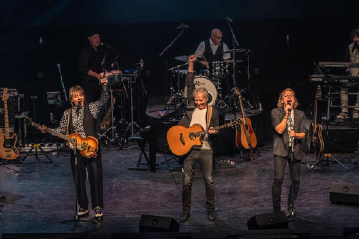 The Stones vs The Beatles Battle